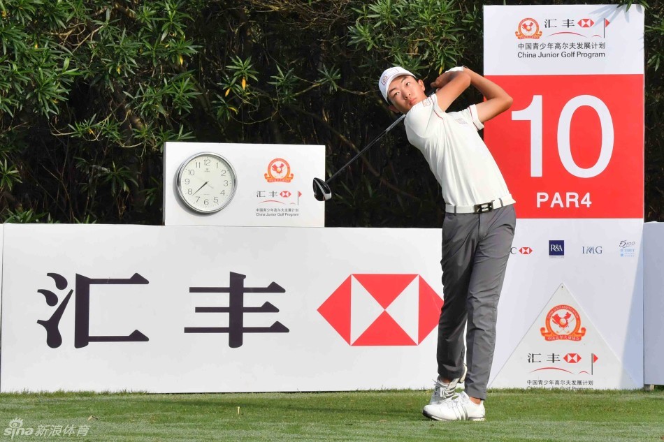 小球员在球道上仔细研判攻果岭路线,场边家长与教练凝神关注。