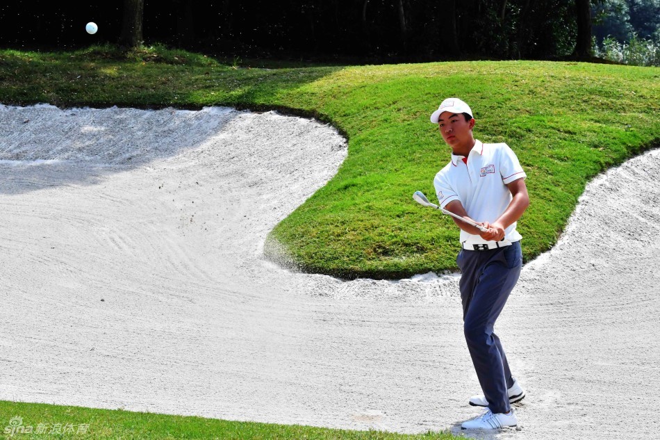 青少年球员在练习场认真热身,晨曦中挥杆的身影勾勒出青春的活力与专注。