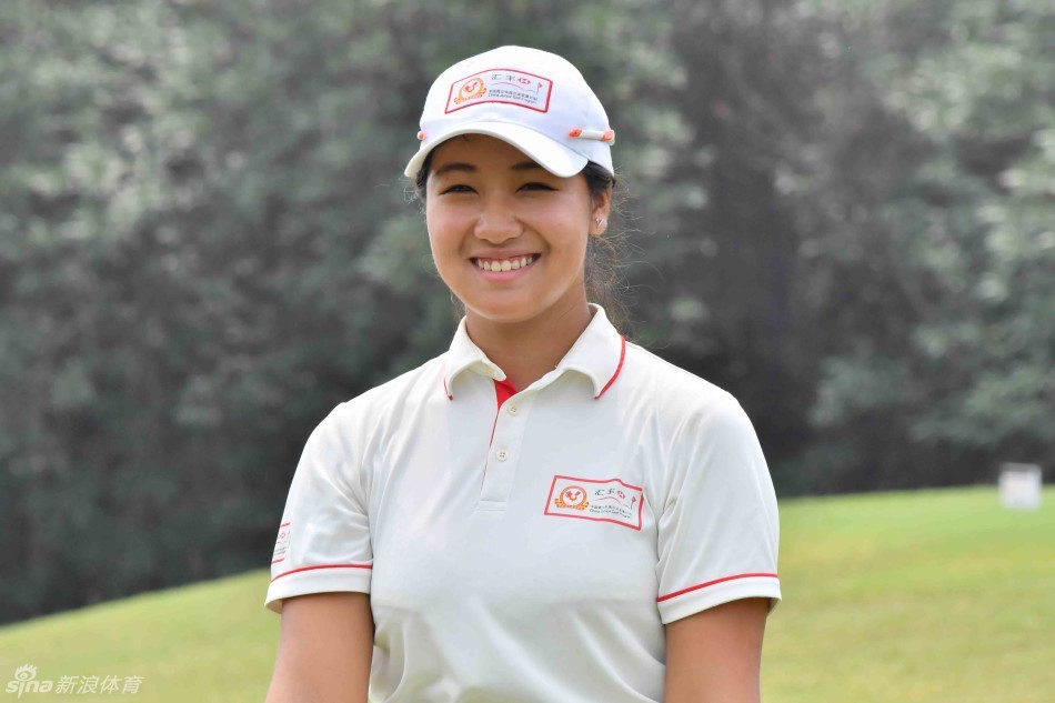 比赛间隙小选手与教练并肩同行,认真讨论战术,传承着高尔夫运动的学习与思考精神。