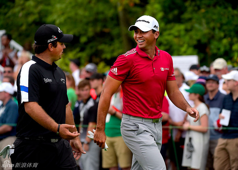 简森-戴伊与爱子达什并肩走在球道上，父子俩步伐一致，画面温馨有爱，冲淡了比赛的紧张气息。