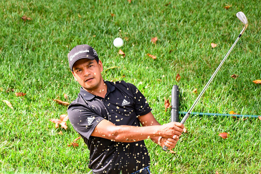 保罗-卡西在果岭上露出经典的英式微笑，眼神中透露出对精彩击球的赞赏与从容的自信。