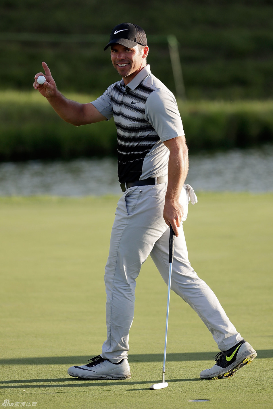 马特-库查尔手指前方，正向同组球员示意球路，表情专注而认真，展现团队协作的瞬间。