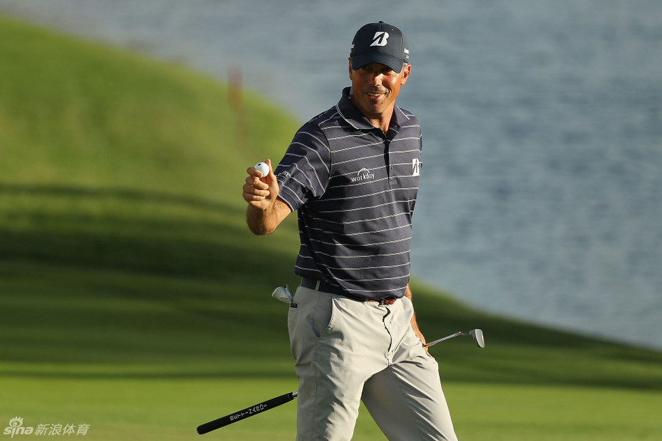 塞尔吉奥-加西亚凝神静气，一次精妙绝伦的铁杆切击，小球划过天空，稳稳落在果岭目标点。