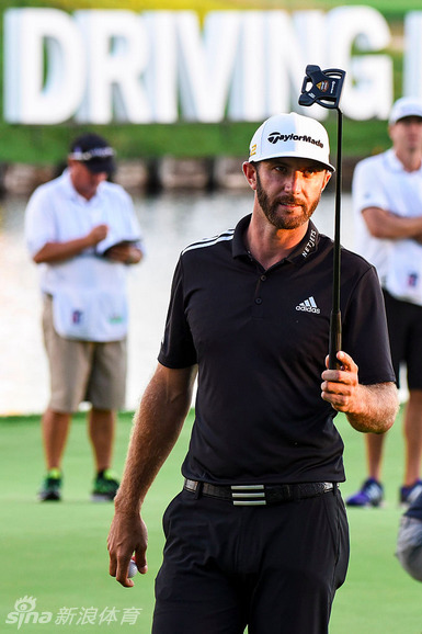 达斯汀-约翰逊在发球台蓄力挥杆，身体拧转如满弓，展现出惊人的爆发力与协调性。