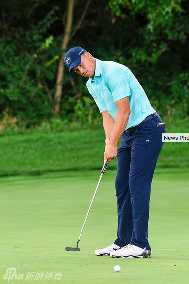 乔丹-斯皮思与罗里-麦克罗伊在赛场边轻松交谈，两人开怀大笑，尽显英雄相惜的友谊。