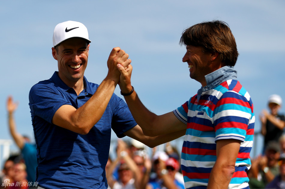 冠军海顿-克鲁格在荷兰公开赛决赛轮中全力挥杆，姿态优雅而充满力量，定格了夺冠之路上的关键一击