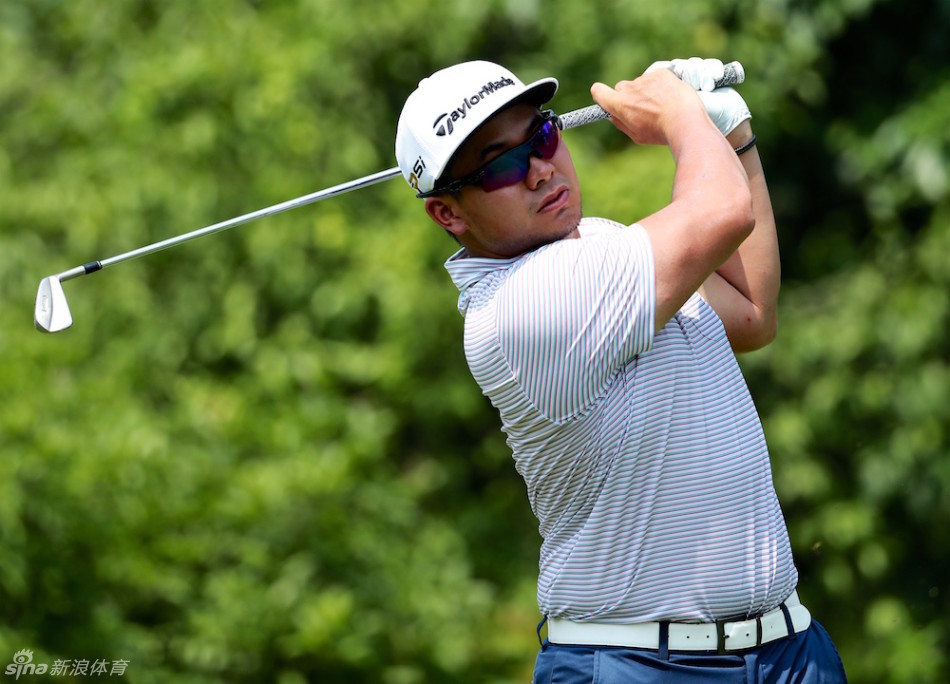 张蕙麟在果岭边沉稳推杆，姿势稳定，展现出冠军球员在压力下的专注与镇定。