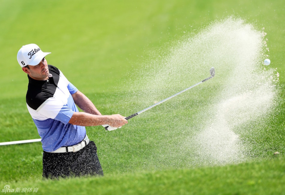 黑纯一微笑着与热情的小球迷交流互动，展现出职业球员亲切平和的一面。