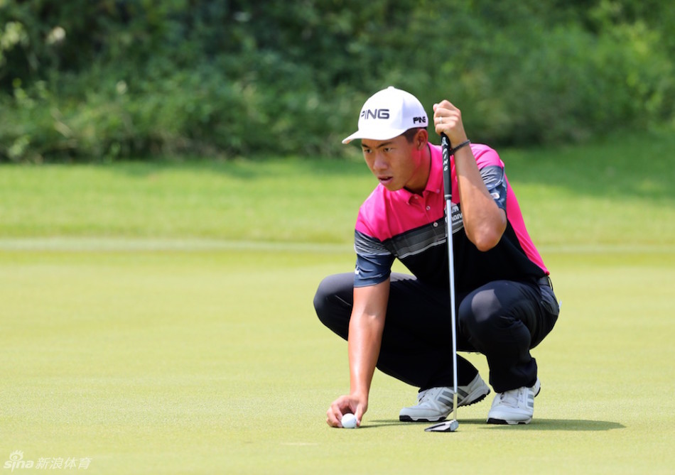 冈恩-沙恩卡尔俯身细致察看果岭推杆线路，目光如炬，不放过任何细微的起伏。