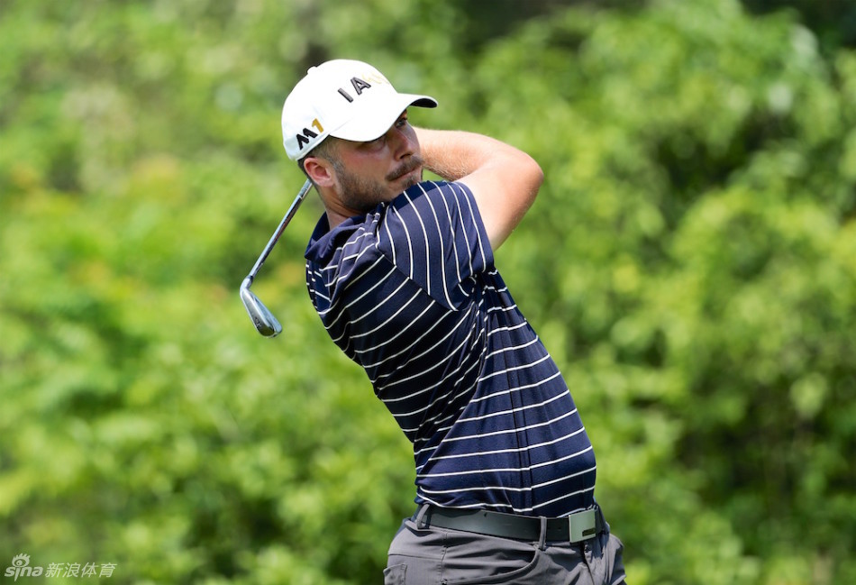 冈恩-沙恩卡尔在赛场边与女友温馨相伴，展现了竞技体育中柔软而支持的情感纽带。