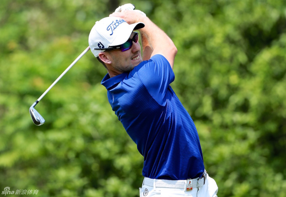 陈子豪与球童在小鸟球进洞后兴奋击掌，脸上洋溢着纯粹的快乐与团队合作的默契。