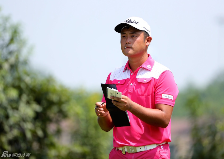 窦泽成在全神贯注地研究球洞线路，眼神中透露出对胜利的渴望与冷静的计算。