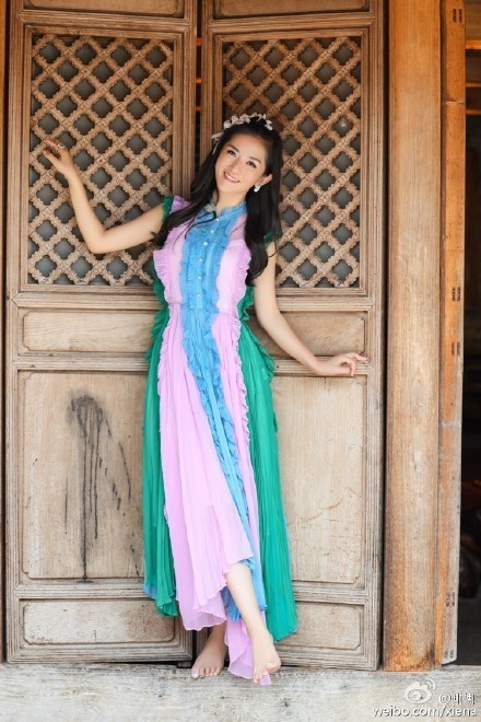 谢娜穿轻纱大秀一字马 裙子开到大腿根-中国搜