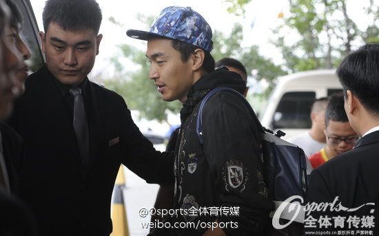 ??克萊底角三分瞄了一眼 竟然打到了籃板側沿