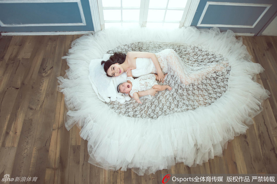 镜头前，新晋辣妈赵丹丹散发温婉母爱，怀抱熟睡的爱女，画面静谧而美好，产后身材恢复得如同少女一般。