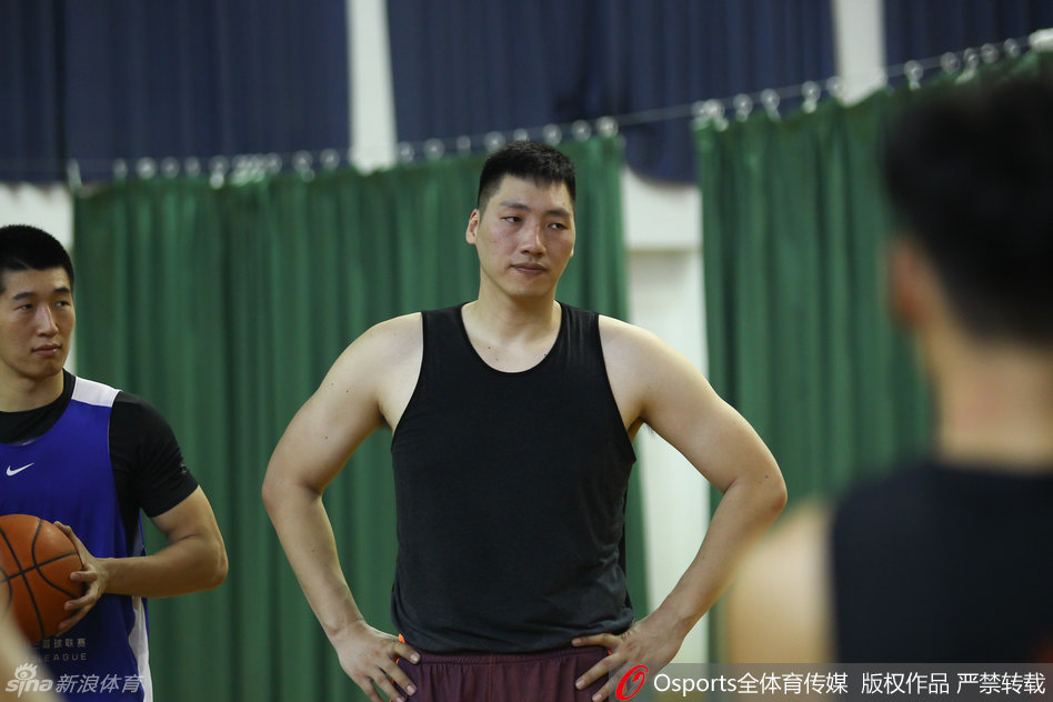 内线买尔丹在对抗中跃起投篮，虽然动作略显紧张，但在胡卫东严厉的目光下，他每一次出手都全力以赴，渴望在新帅面前证明自己。