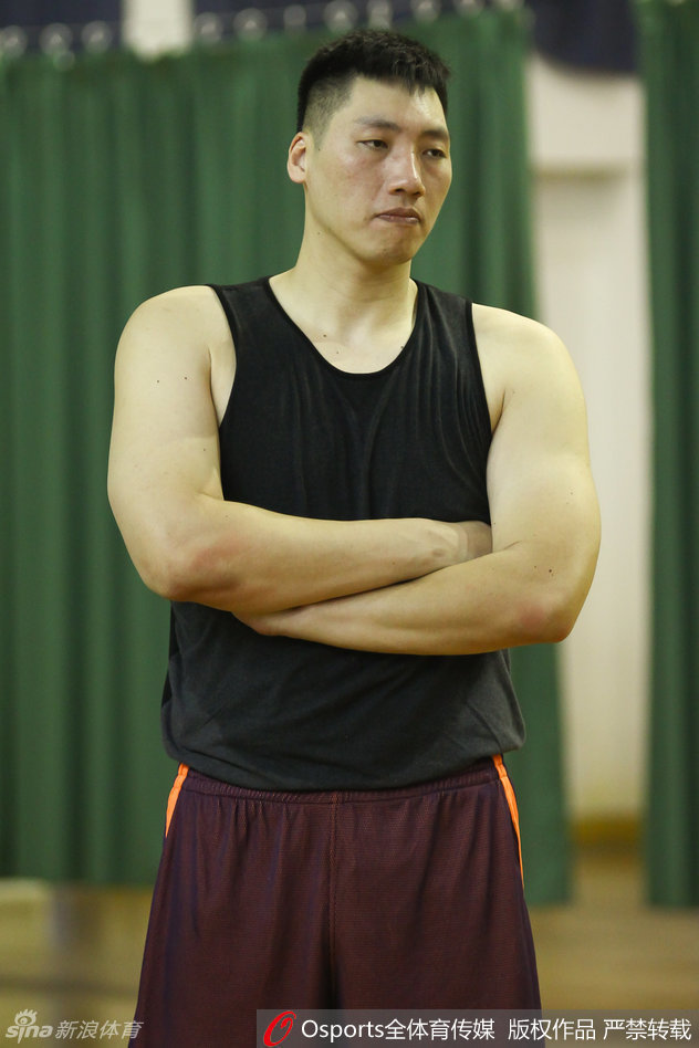 场边的胡卫东气定神闲，双手抱胸面带微笑，显然对弟子们在训练中展现出的拼劲感到满意，这份从容源自他骨子里的篮球智慧。