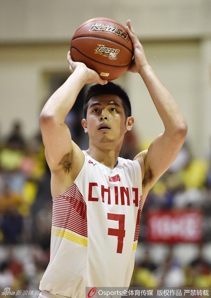 方硕在对手严密防守下依然闲庭信步，他用一个漂亮的背后运球晃开防守人，灵动的身姿仿佛在跳一曲华丽的华尔兹。