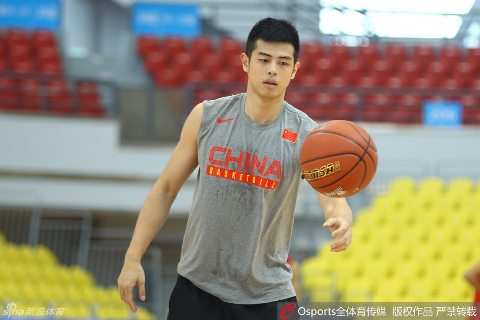 在球迷的欢呼声中，方硕微笑着挥手致意，他的眼神中既有对过去奋斗岁月的感慨，也有对未来征程的无限憧憬，这位京城少侠的故事仍在继续。