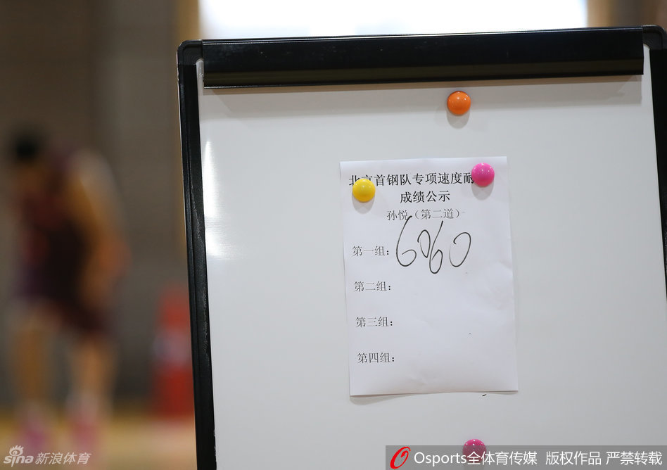 孙悦正在进行折返跑测试，他身形矫健如同一匹脱缰的野马，四肢修长的优势在快速变向中展露无遗。