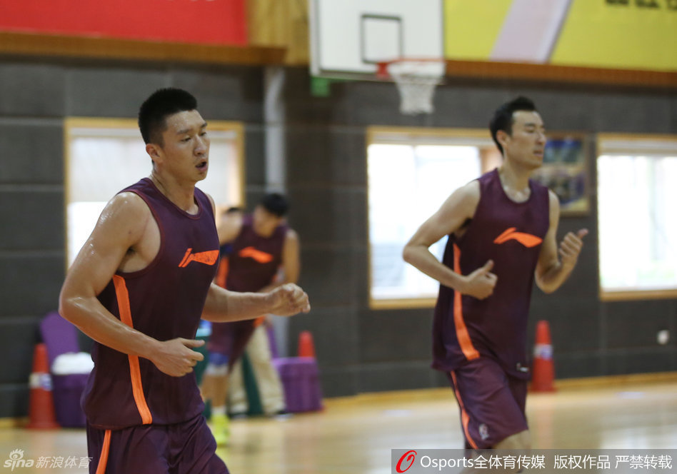 孙悦在体测间隙大汗淋漓，汗水浸透了训练服，凸显出他经过特训后厚实挺拔的背部肌肉轮廓。