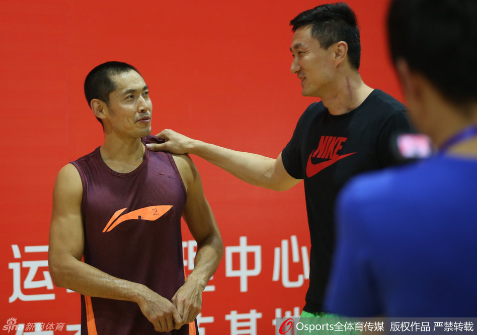 北京队老将张庆鹏与主帅杜锋、锋线尖刀翟晓川一同站在场边接受媒体群访，三人面带微笑，神态轻松。