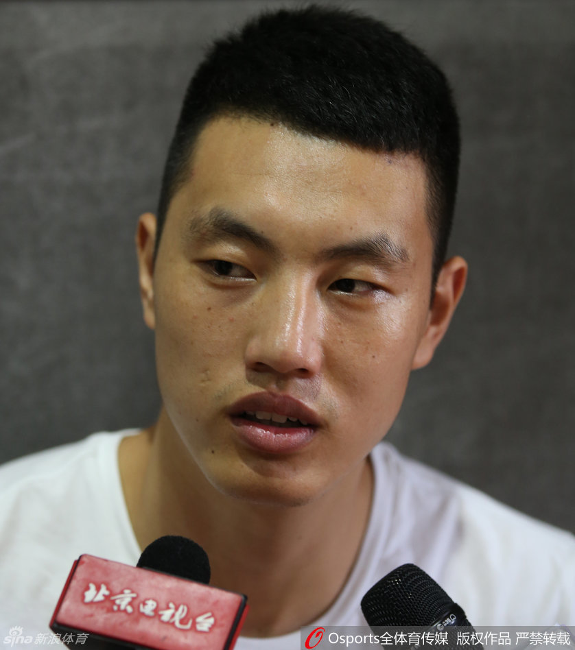 孙悦在测试间隙赤裸上身，肌肉线条在阳光下显得格外分明，胸肌和麒麟臂的完美轮廓展现了他整个夏天的苦练成果。