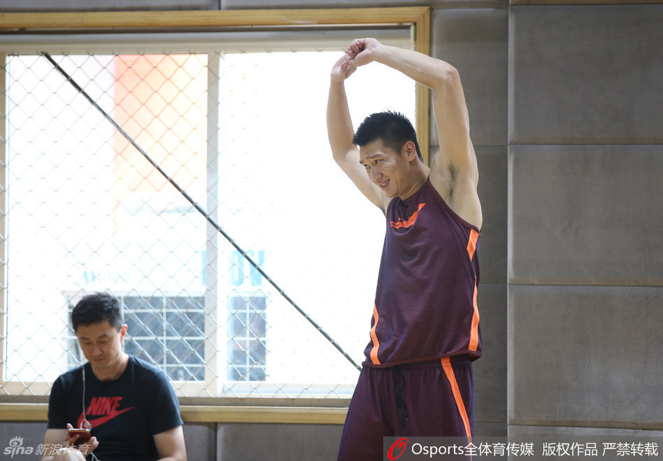 测试场边，翟晓川神情专注地看着正在进行折返跑的队友，作为国手的他虽然免测，但依然全程陪同为球队加油。