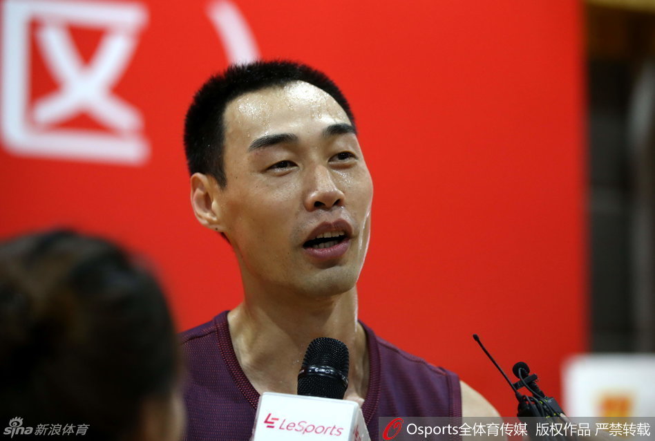 折返跑测试进行中，多名球员在底线同时启动，他们压低重心，肌肉紧绷，为了达到及格线而爆发出全部能量，场面充满了速度与激情。