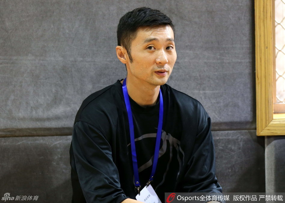 测试场边，刘炜等队员正在观战。他面色平静地看着场上奔跑的队友，作为队中的老将，他深知体测不仅是过关，更是为新赛季积蓄信心的第一步。