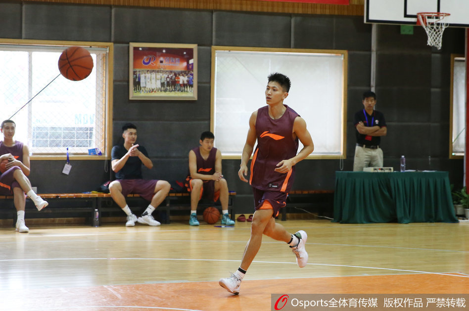 上海男篮的刘晓宇在体测现场显得格外引人注目，他清爽的短发搭配棱角分明的侧脸，仿佛自带偶像剧滤镜，在挥汗如雨的球员中犹如一股清新的风。