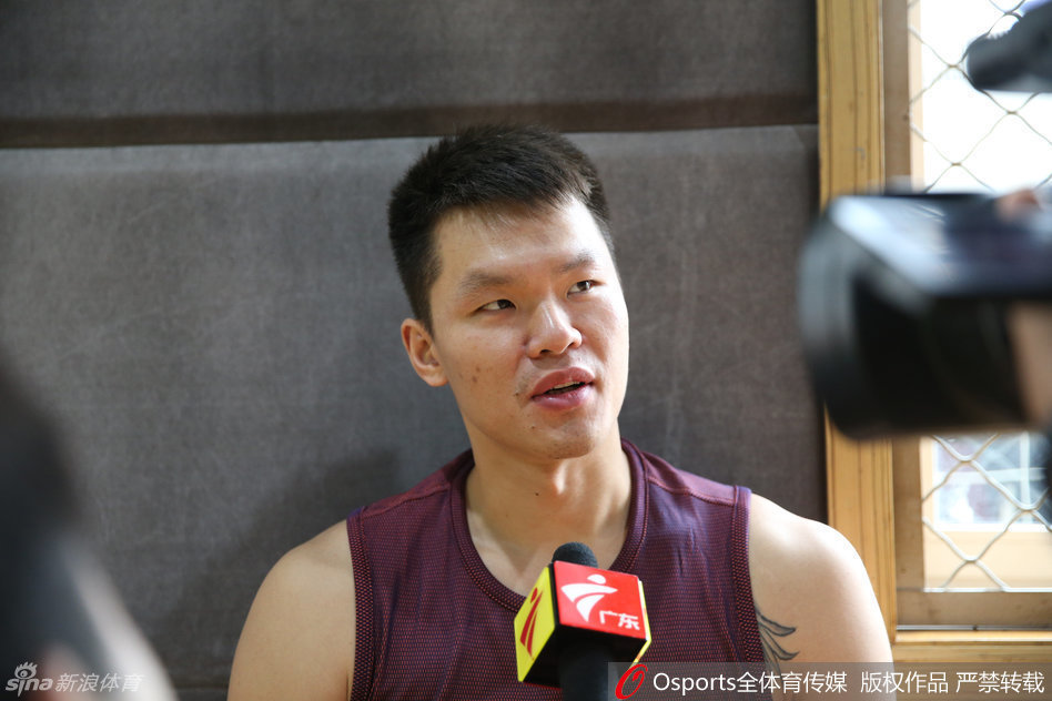 刚刚完成一组高强度投篮的孙悦，坐在场边大口喘着粗气，但眼神中依然带着一丝顽皮。面对队友的镜头，他毫无顾忌地吐舌卖萌，搞怪的表情与他2米05的大个子形成巨大反差。