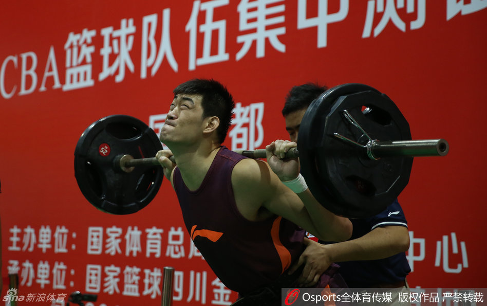 另一张西热力江体测时的照片，他似乎在测试间隙休息，但脸上的表情依然丰富，眼神迷离，嘴巴微微张开，显得十分疲惫又滑稽。