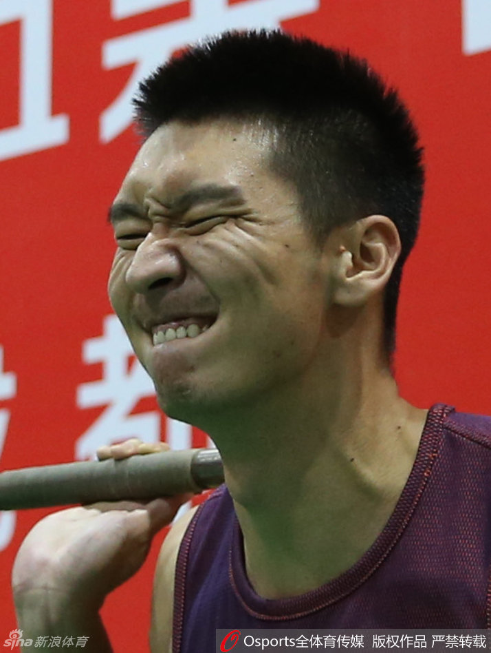 孙悦在卧推时脸部青筋暴起，眉头紧锁，嘴巴紧抿成一条线，用尽全身力气推举杠铃的狰狞瞬间。