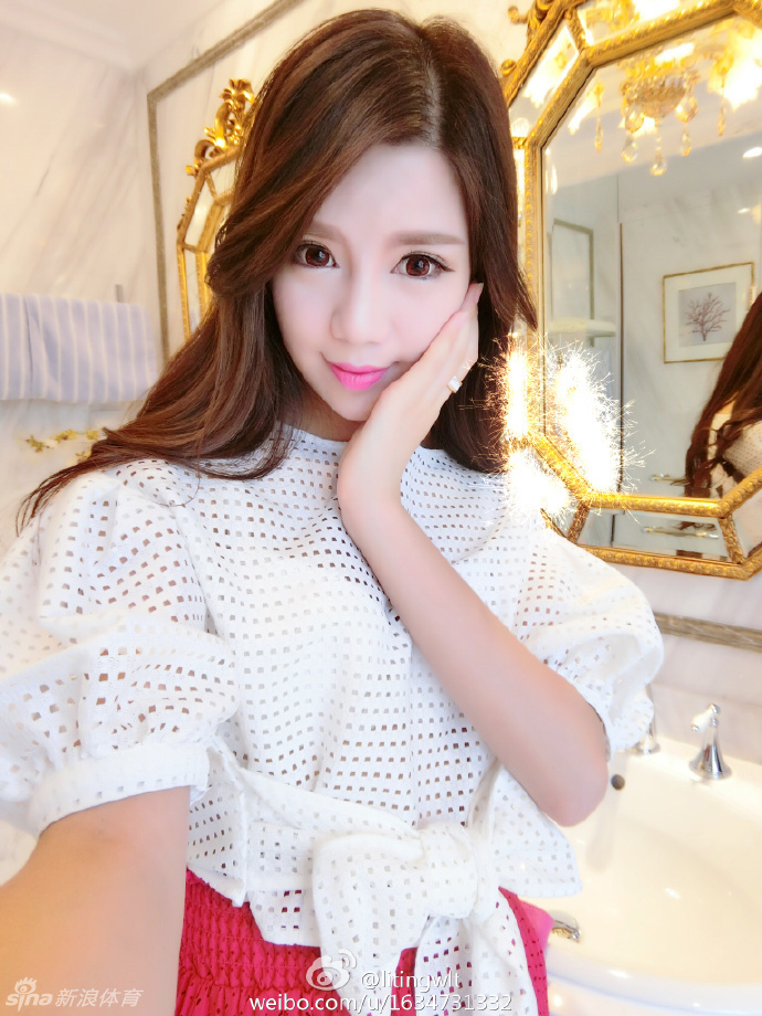 王俪婷眉眼如画，身穿条纹衫对着镜头露出恬静微笑，宛如邻家姐姐般温柔动人