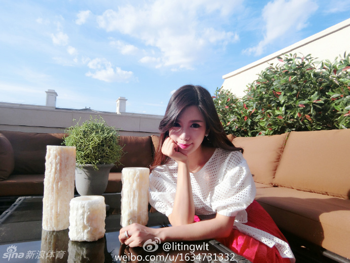 回眸一笑百媚生，王俪婷在街头随拍中展露灿烂笑容，洋溢着青春活力的气息