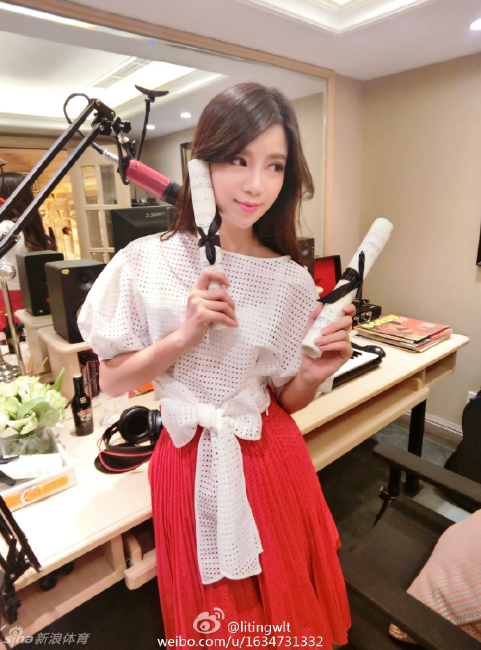 王俪婷身穿简约白色上衣，在光影交错中凝视远方，恬静优雅的气质令人过目难忘