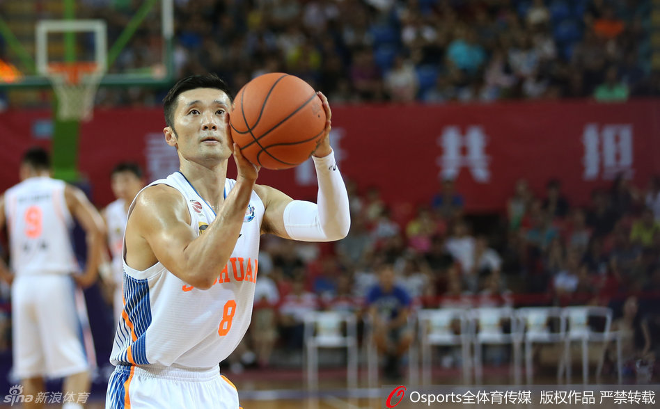 迈克·哈里斯面对欧洲防守悍将，从容做出后撤步跳投，篮球在空中划出完美弧线直奔篮筐