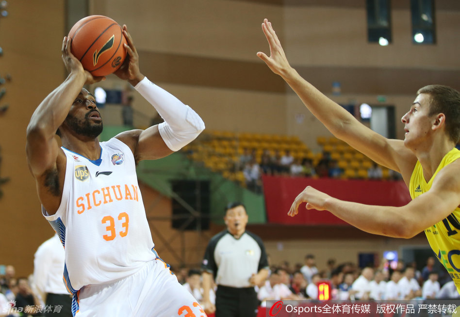 神射手孟达持球瞬间犹如利剑出鞘，面对扑防的德国球员，他冷静观察着场上的每一个跑位