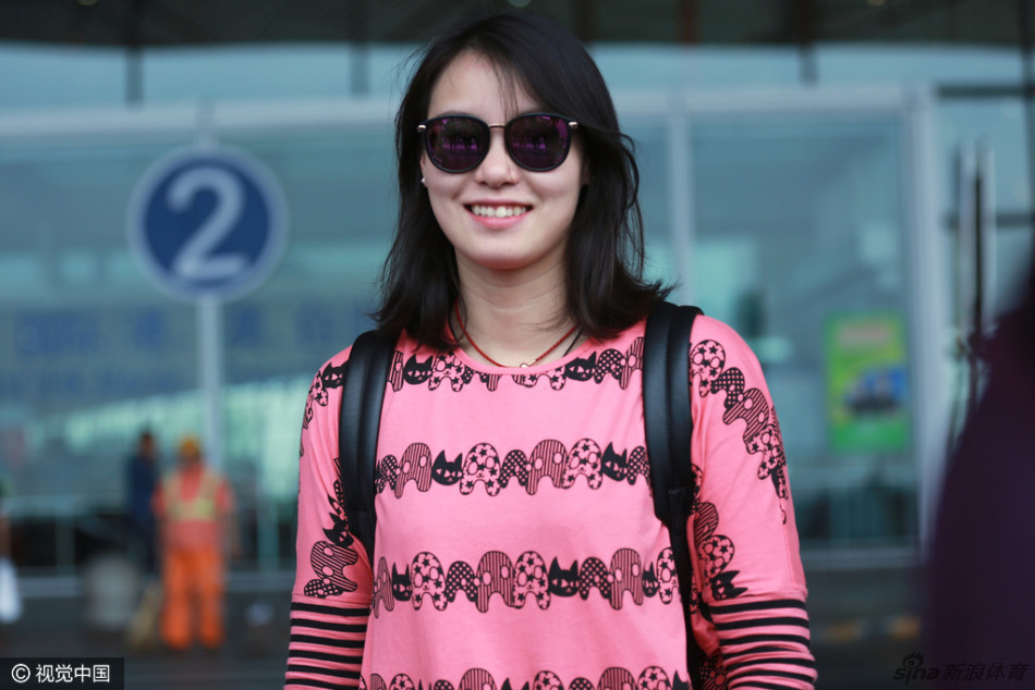 傅园慧机场与粉丝玩自拍