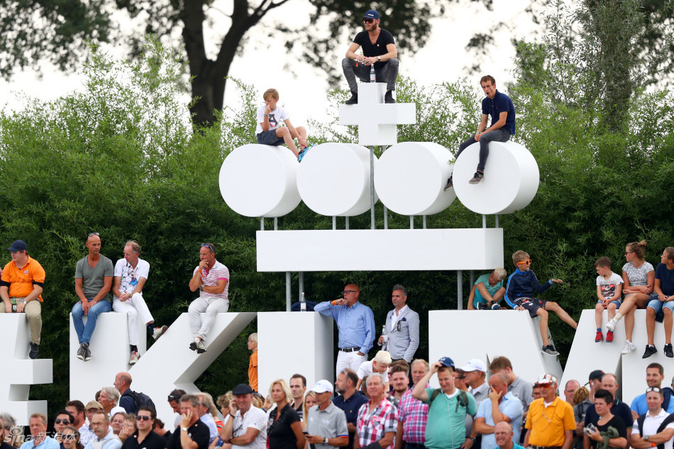 劳滕在果岭上屏息凝神，准备完成锁定胜利的最后一推，全场观众静默期待