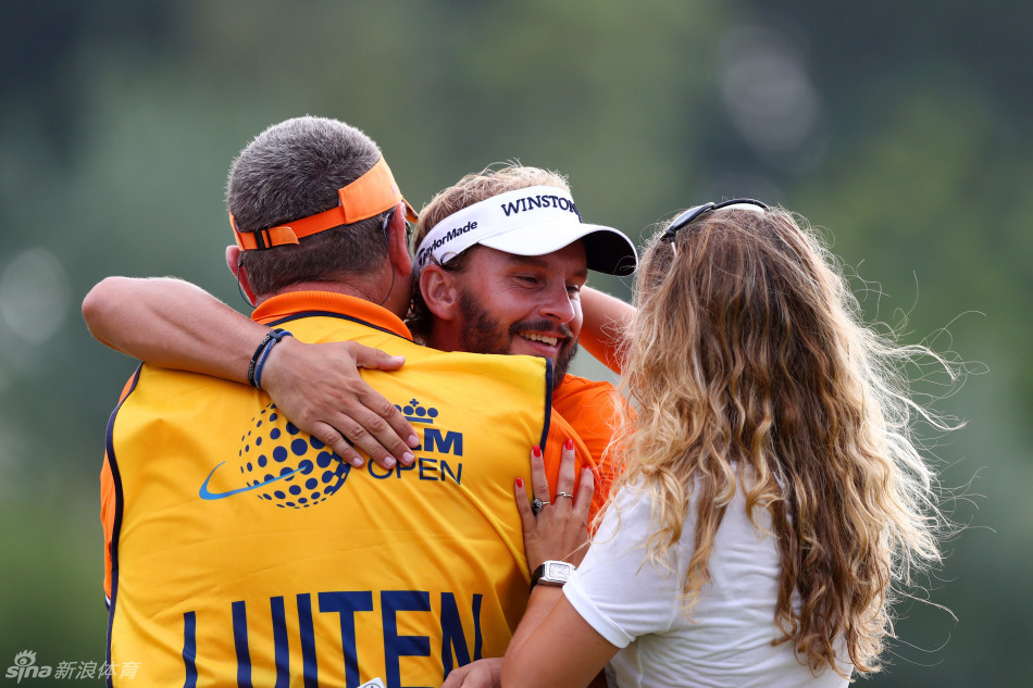 劳滕在球场沙坑中完成一次精彩救球，沙砾飞扬展现其精湛的短杆技术