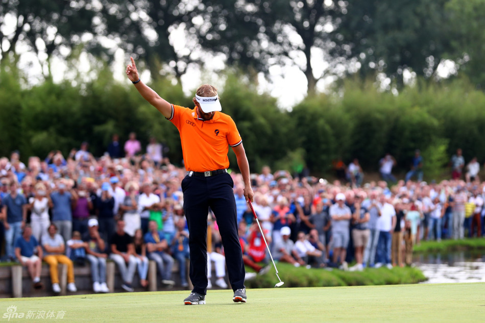 劳滕与球童激动拥抱，两人紧握拳头庆祝这场来之不易的团队胜利