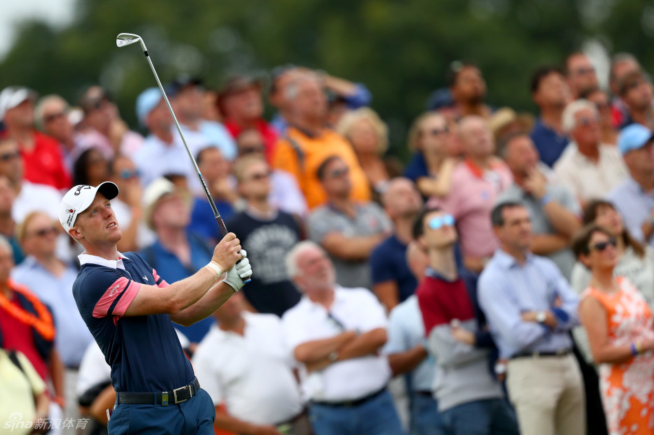 劳滕的妻子眼含热泪，微笑着亲吻冠军奖杯，分享这无比荣耀的家庭时刻