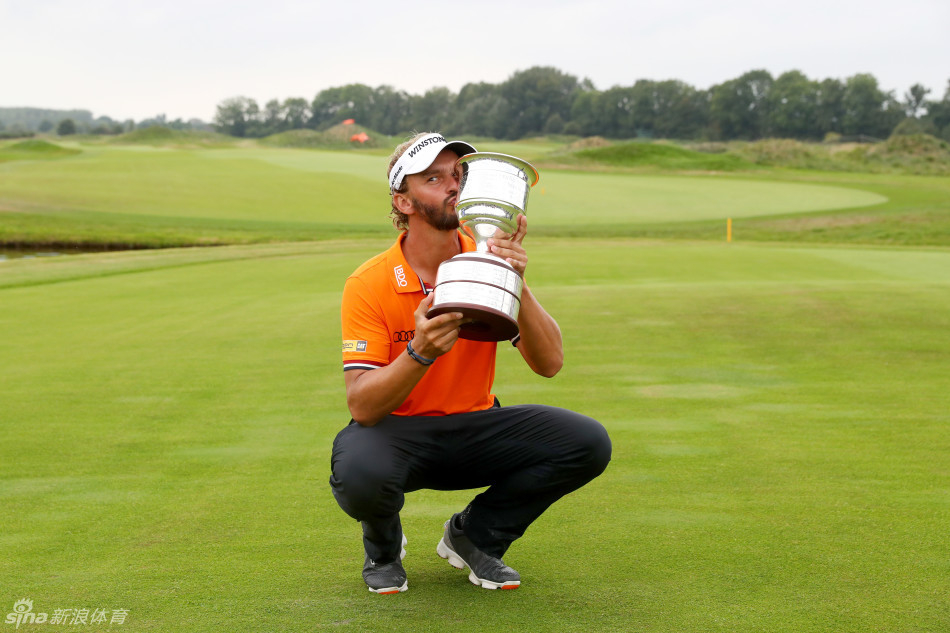 夺冠后，劳滕在果岭上兴奋地开启香槟，金色的酒液喷洒向空中