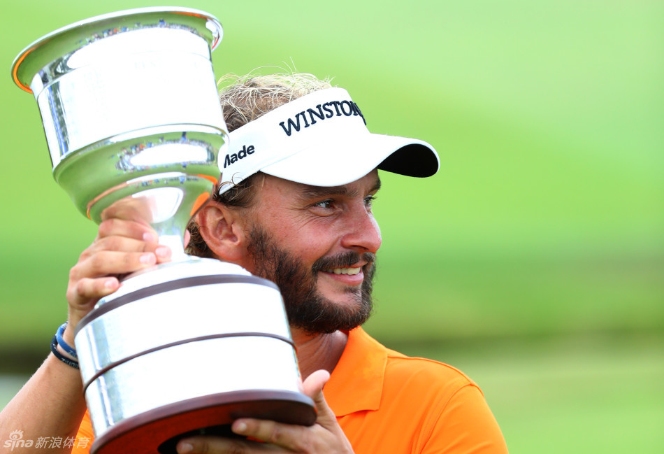 劳滕在夜晚的庆功派对上与球场工作人员激情共舞，现场气氛如同欢腾的节日