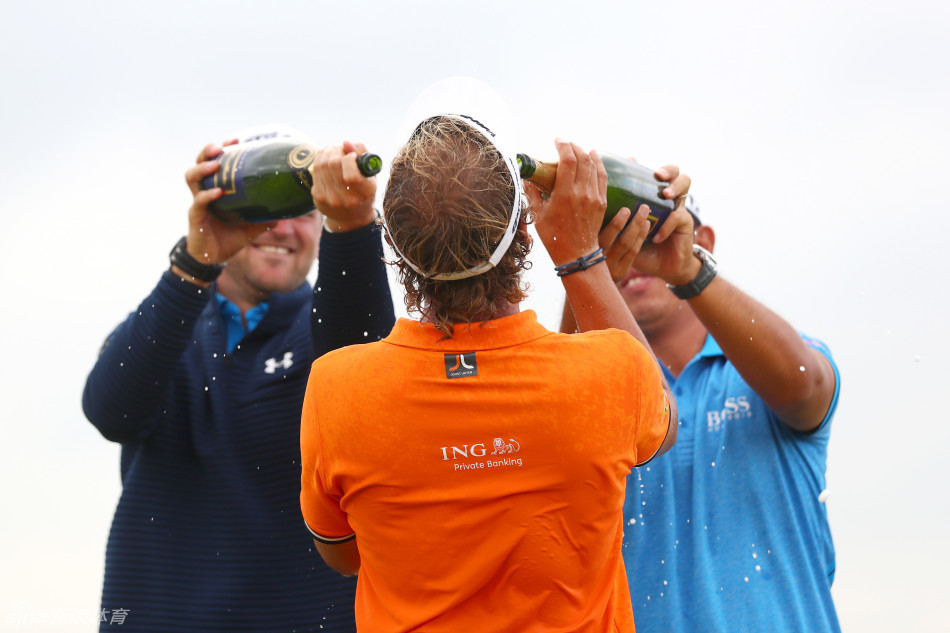 热情的荷兰主场观众聚集在围绳外，为他们的英雄劳滕送上雷鸣般的掌声与欢呼