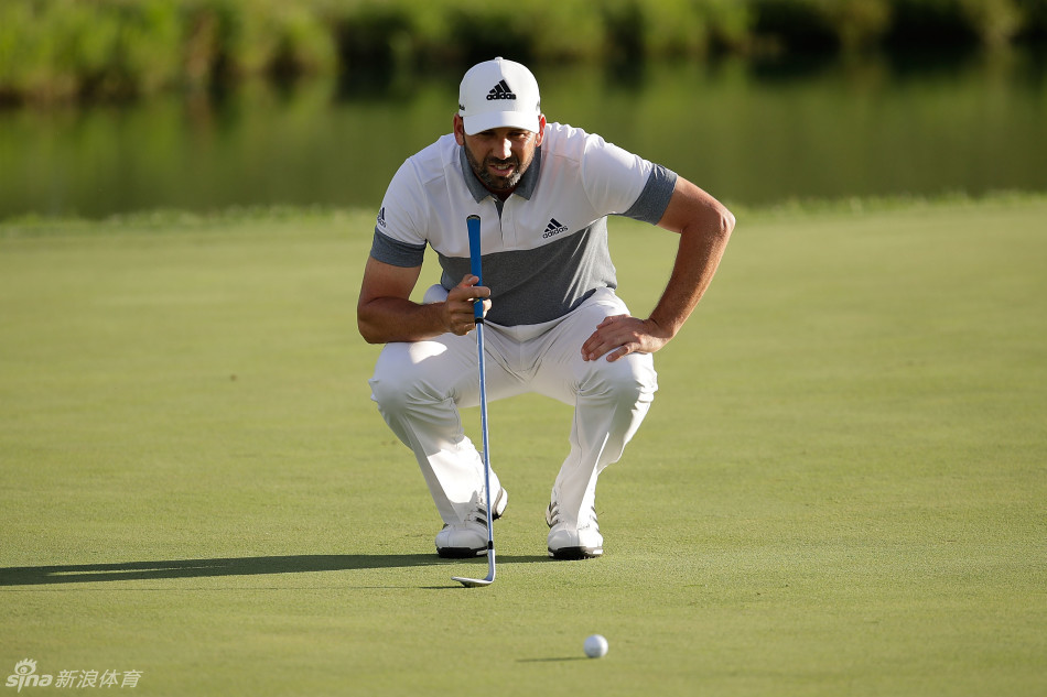 加西亚的球道木推杆在果岭上滚向球洞，这一刻，胜负已不重要，坚持完成比赛本身成了另一种体育精神的诠释。