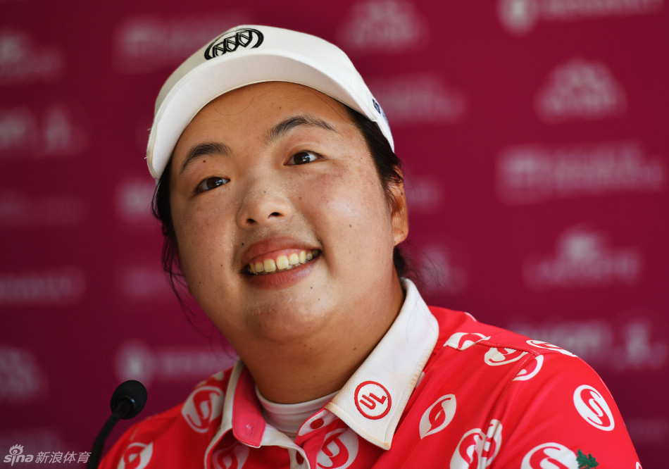 冯珊珊在依云锦标赛新闻发布会上认真倾听记者提问，眼神专注而充满思考。
