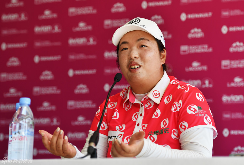 冯珊珊在练习日精心进行切杆练习，神情认真，动作流畅稳定。